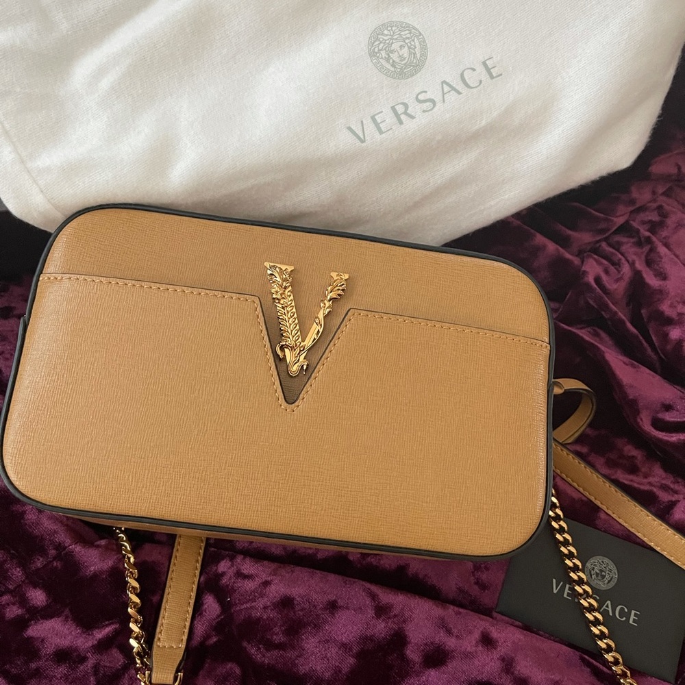 New Authentic 𝐕𝐞𝐫𝐬𝐚𝐜𝐞 Tan Camera Crossbody